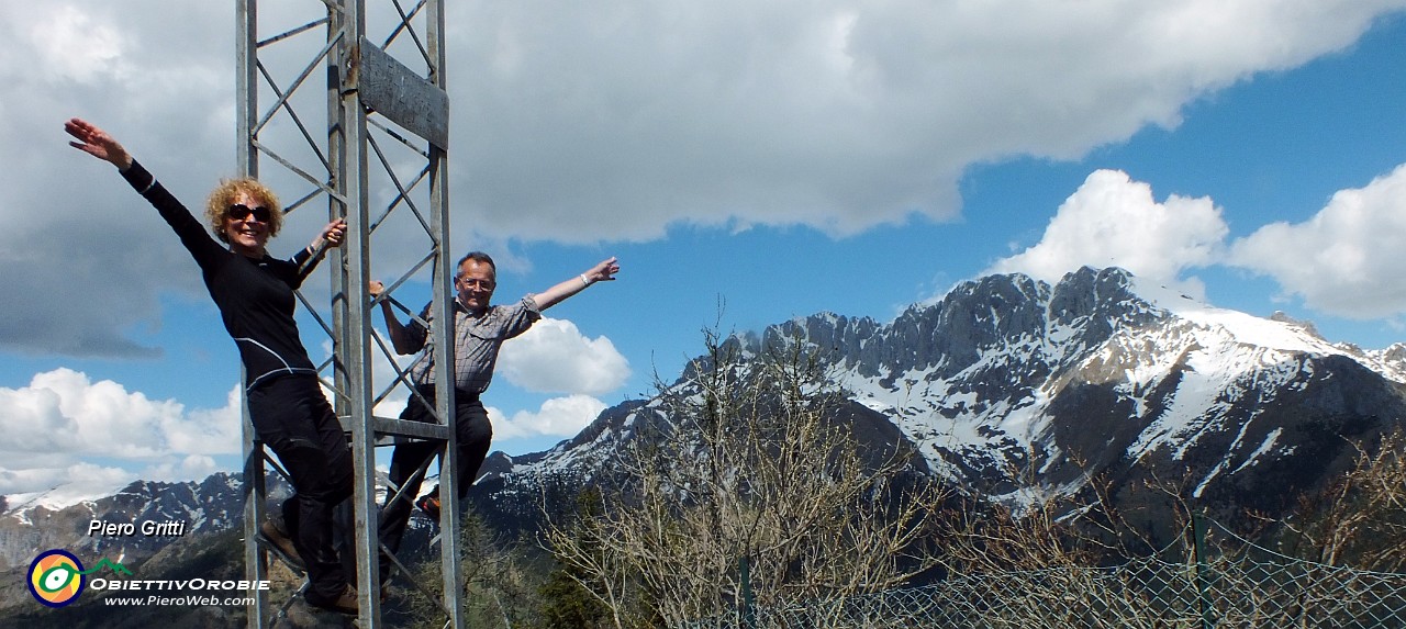 02 In vetta al Monte Scanapa (1669 m) con la Regina al fianco.jpg